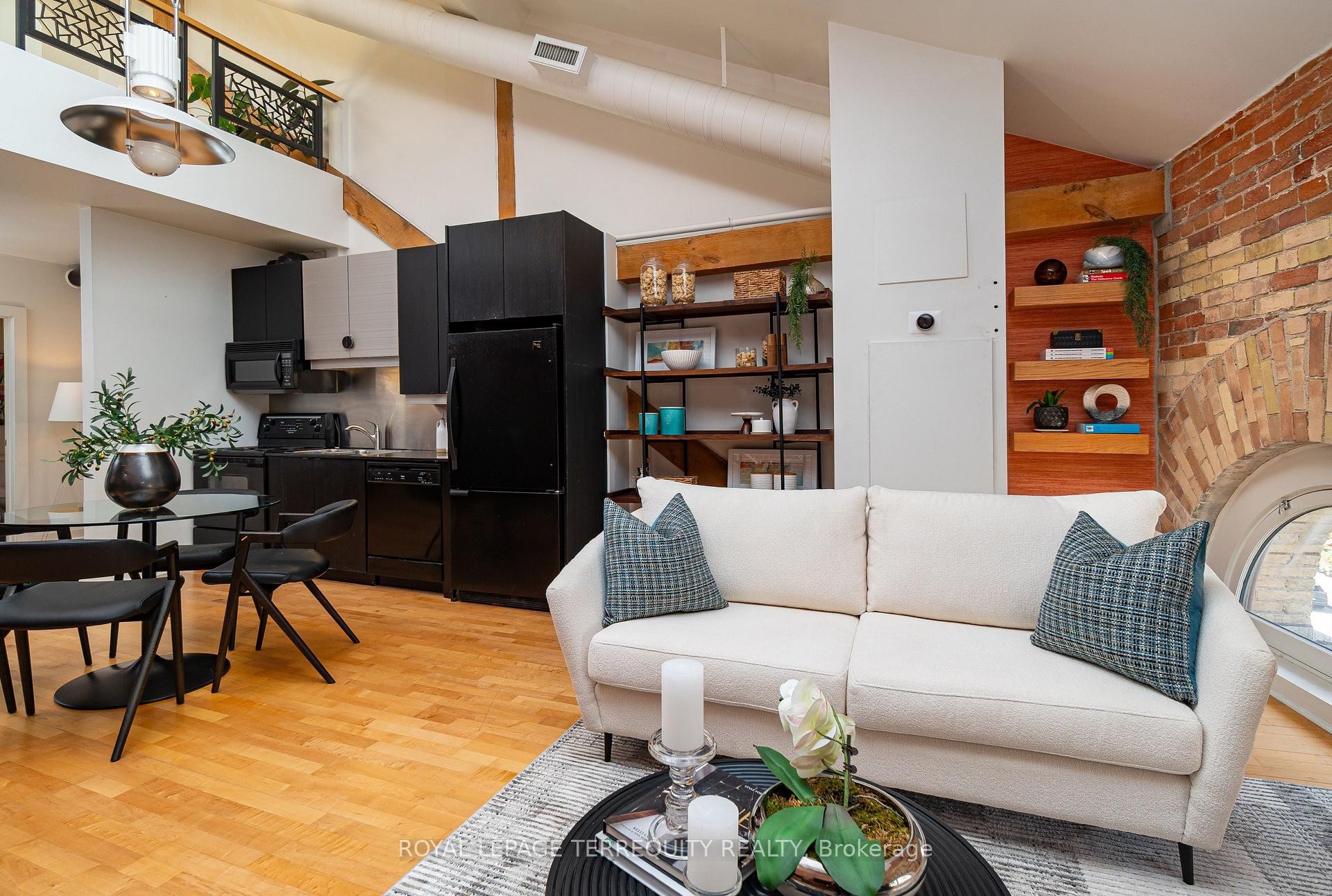 409-81A Front Street E, Toronto, ON - Indoor Photo Showing Living Room