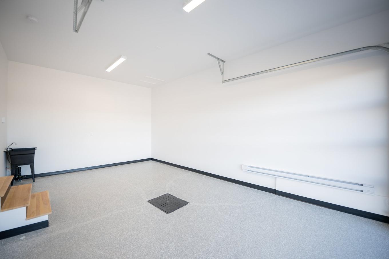 Garage - 19 Rue Des Trembles, Saint-Jean-Sur-Richelieu, QC - Indoor Photo Showing Other Room