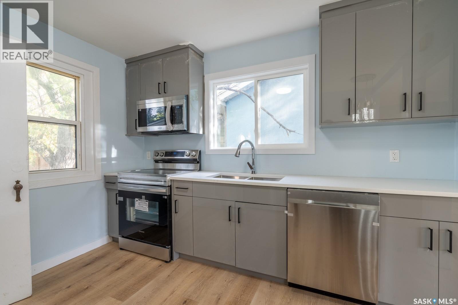 801 Argyle Street, Regina, SK - Indoor Photo Showing Kitchen With Double Sink