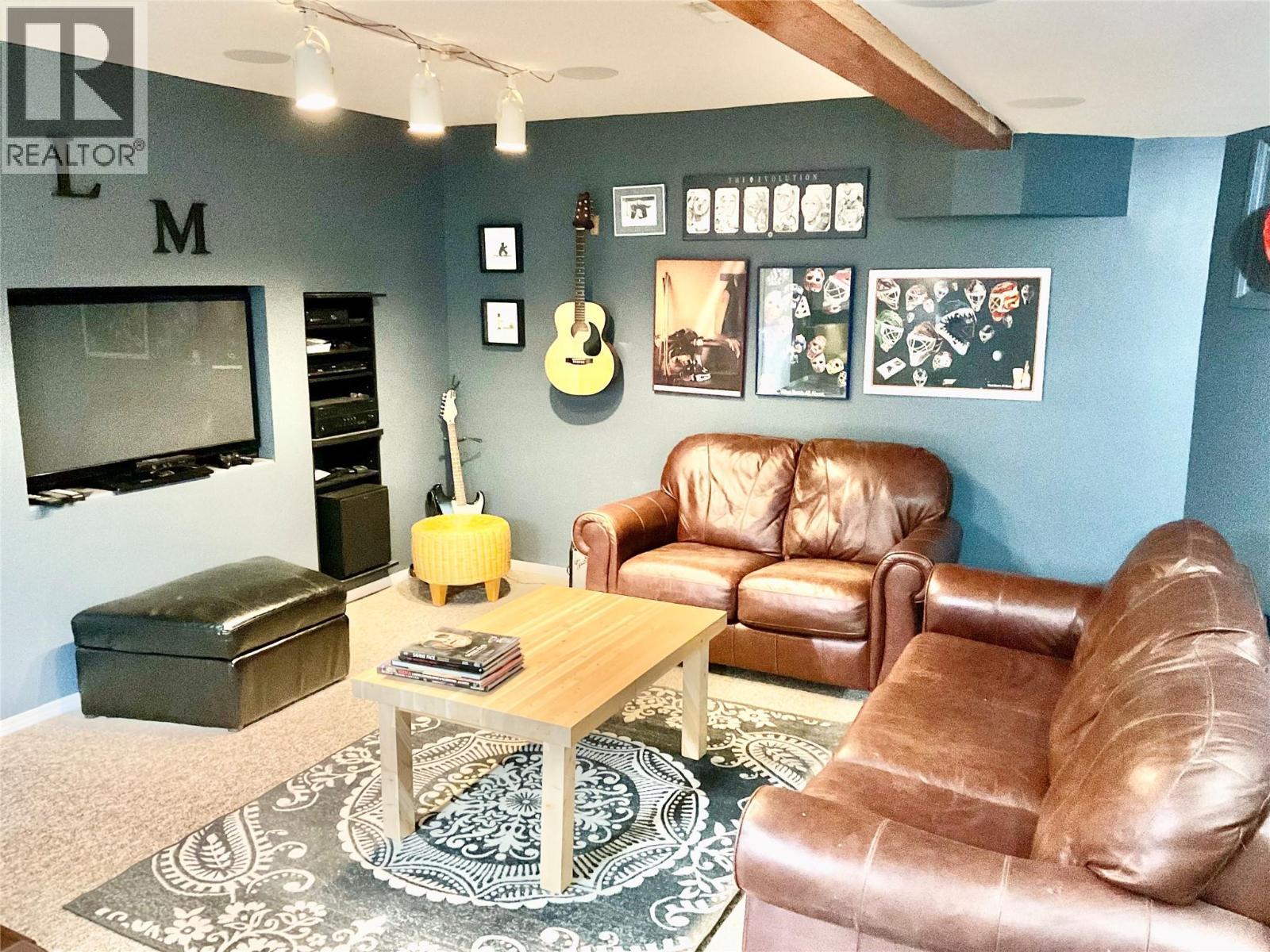 706 Central Avenue, Midway, BC - Indoor Photo Showing Living Room