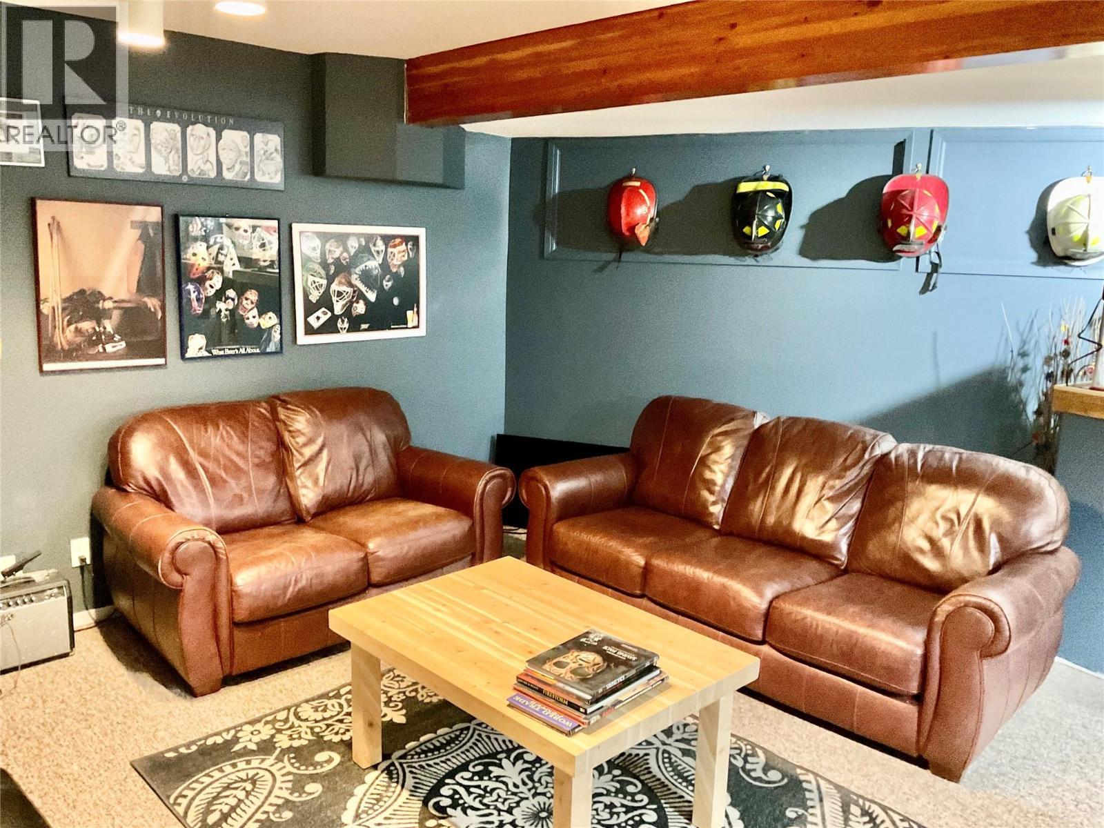 706 Central Avenue, Midway, BC - Indoor Photo Showing Living Room