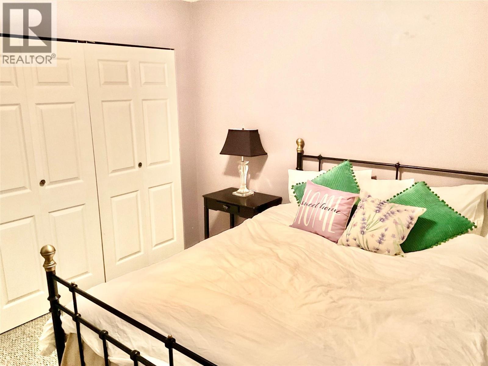 706 Central Avenue, Midway, BC - Indoor Photo Showing Bedroom