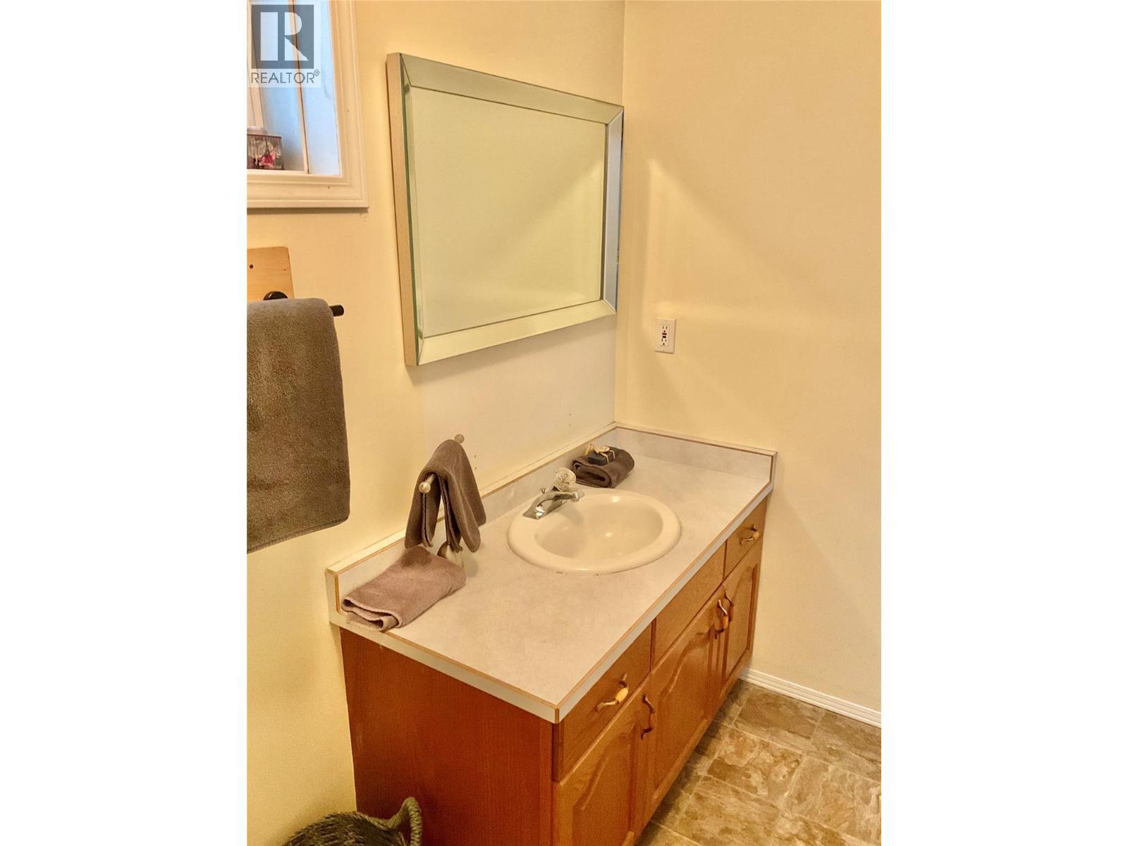 706 Central Avenue, Midway, BC - Indoor Photo Showing Bathroom