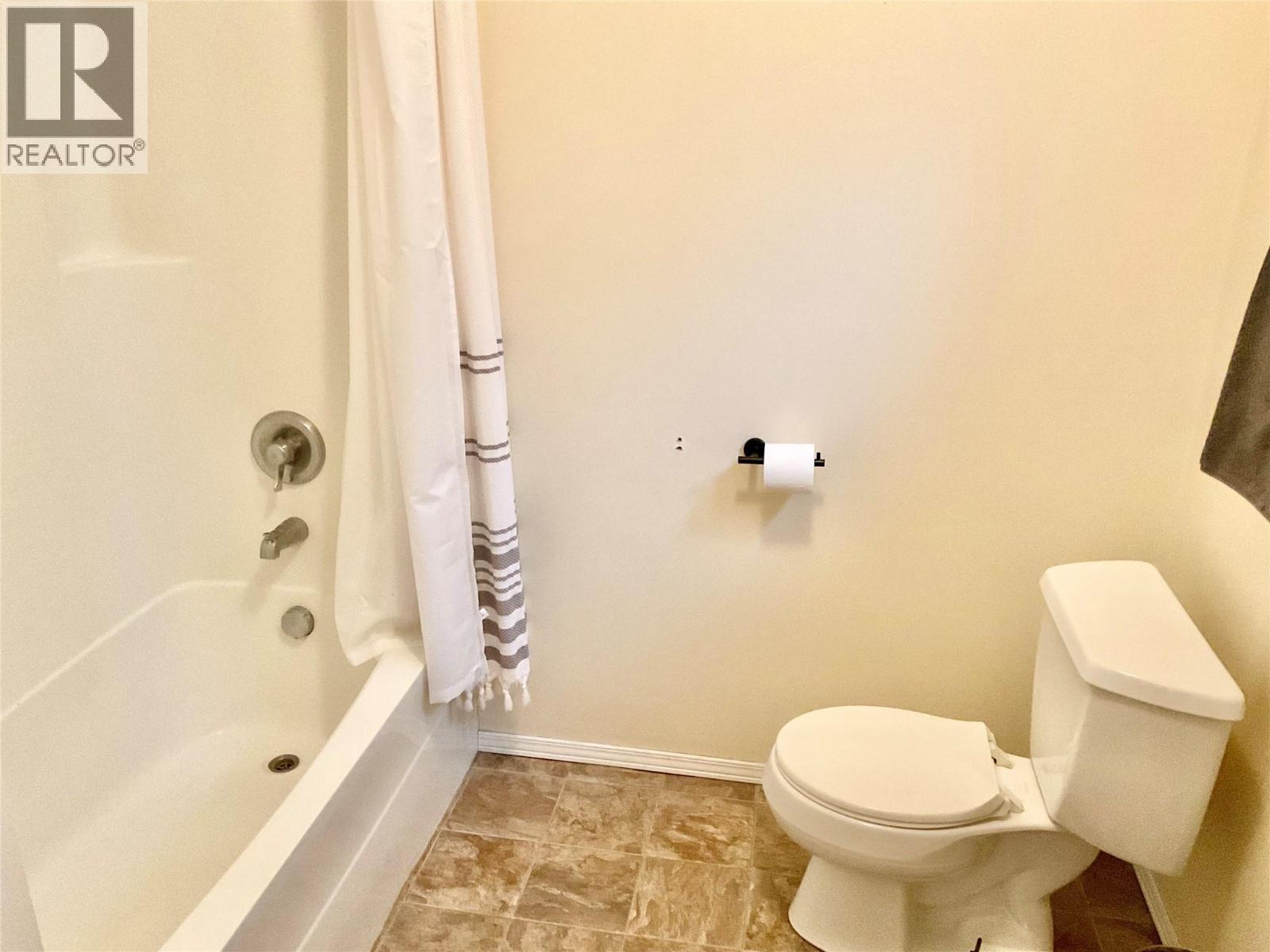 706 Central Avenue, Midway, BC - Indoor Photo Showing Bathroom