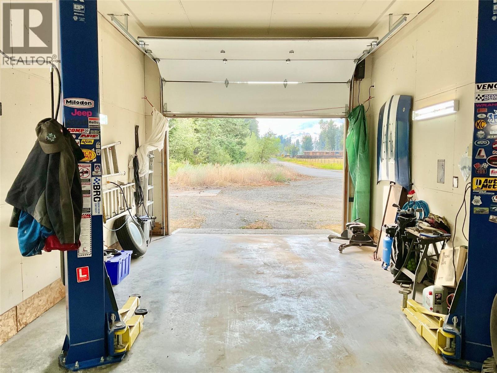 706 Central Avenue, Midway, BC - Indoor Photo Showing Garage