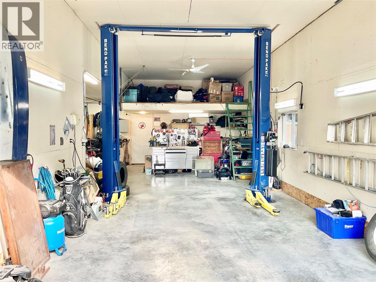706 Central Avenue, Midway, BC - Indoor Photo Showing Garage