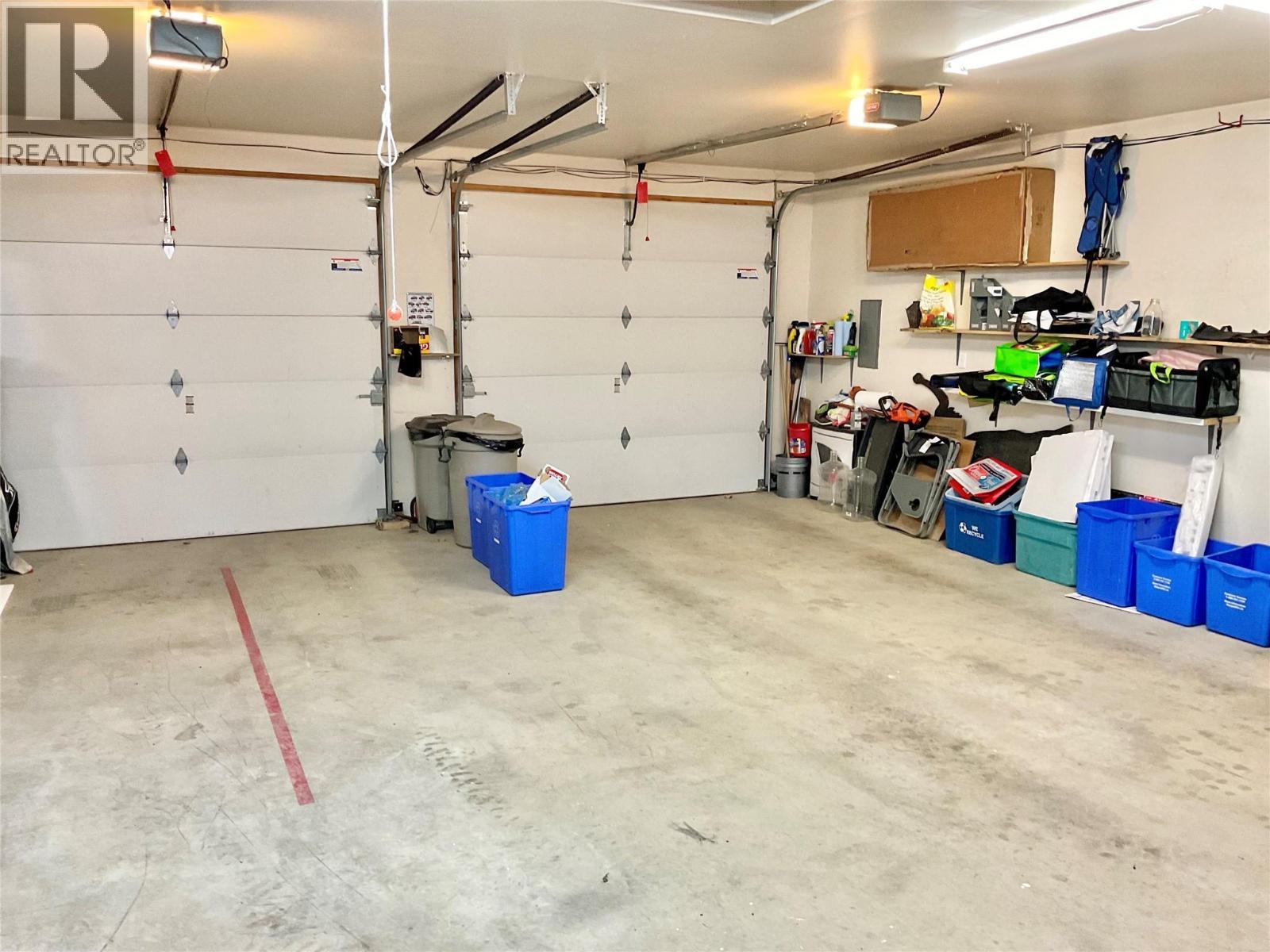 706 Central Avenue, Midway, BC - Indoor Photo Showing Garage