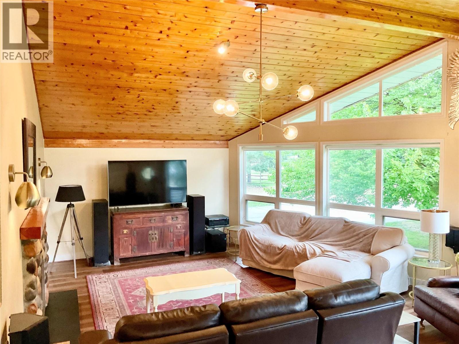 706 Central Avenue, Midway, BC - Indoor Photo Showing Living Room