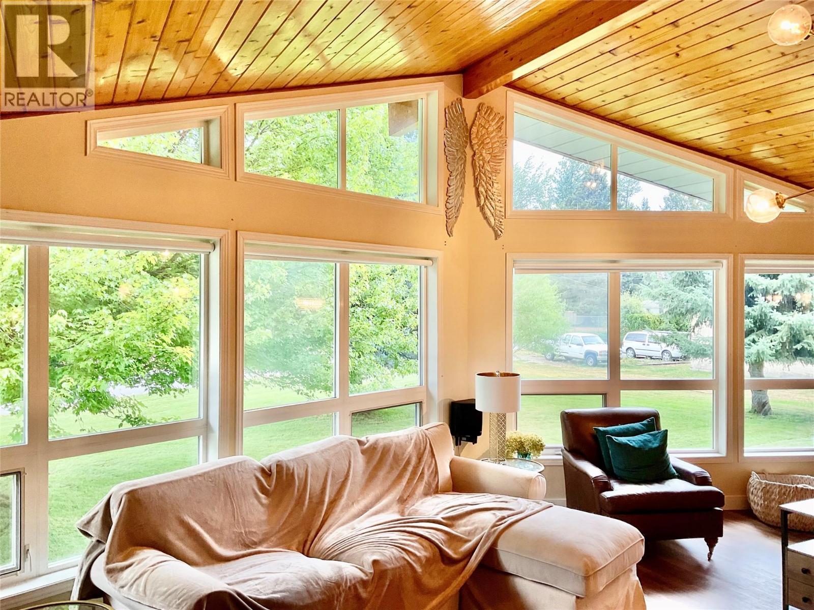 706 Central Avenue, Midway, BC - Indoor Photo Showing Living Room