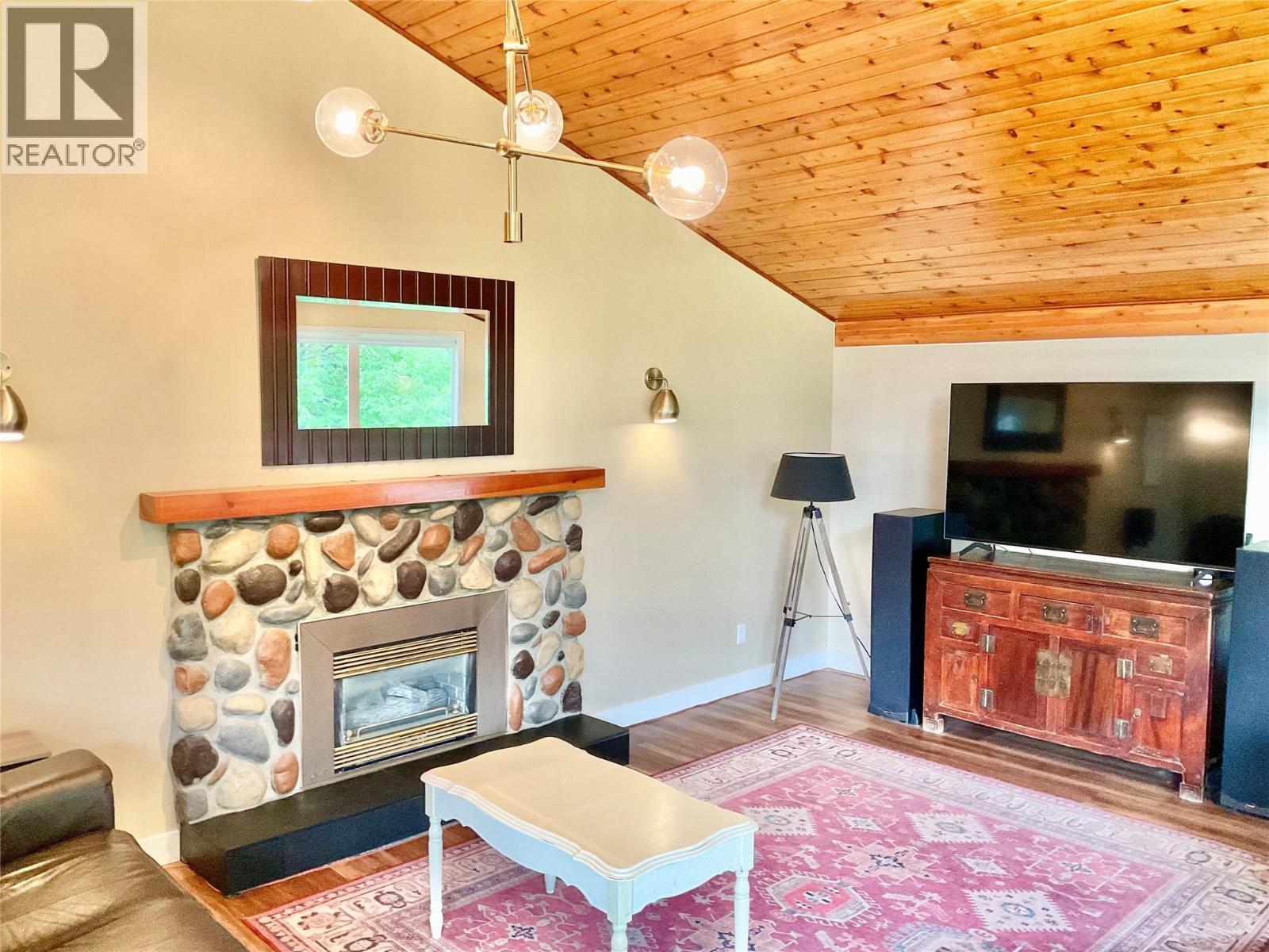 706 Central Avenue, Midway, BC - Indoor Photo Showing Living Room With Fireplace