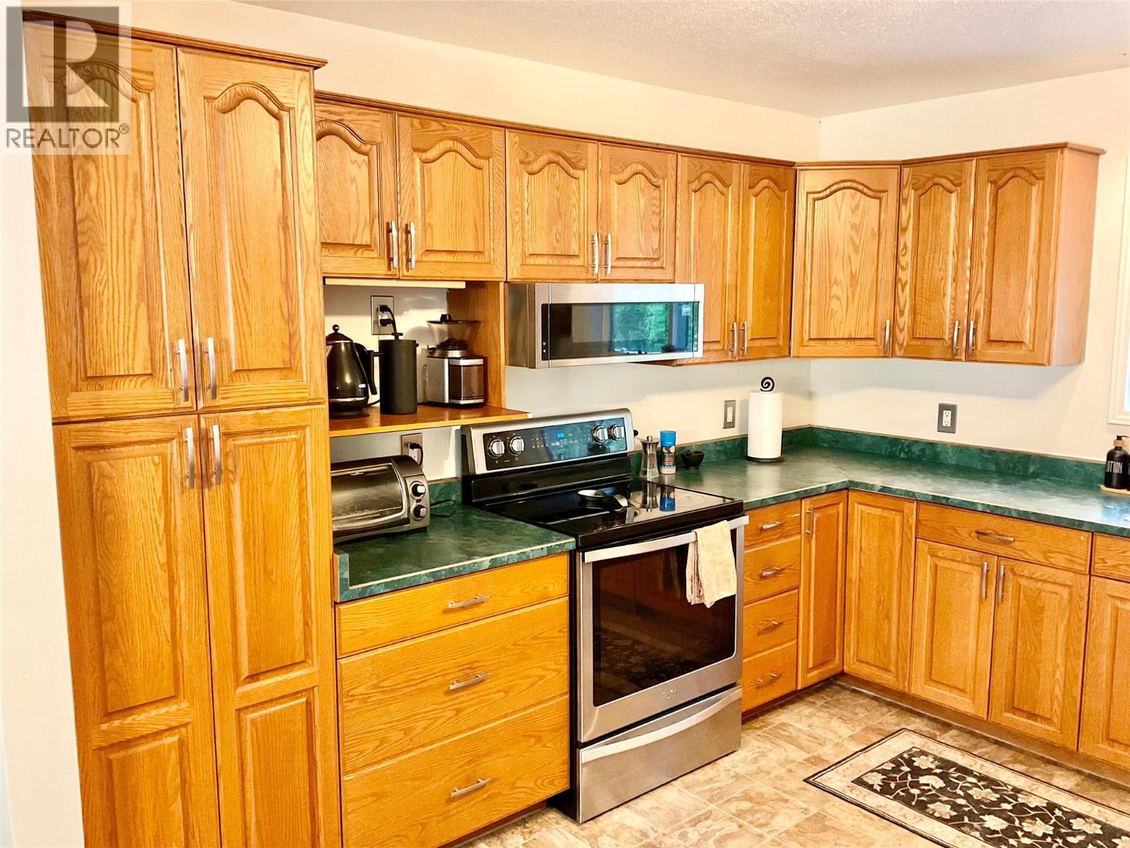 706 Central Avenue, Midway, BC - Indoor Photo Showing Kitchen