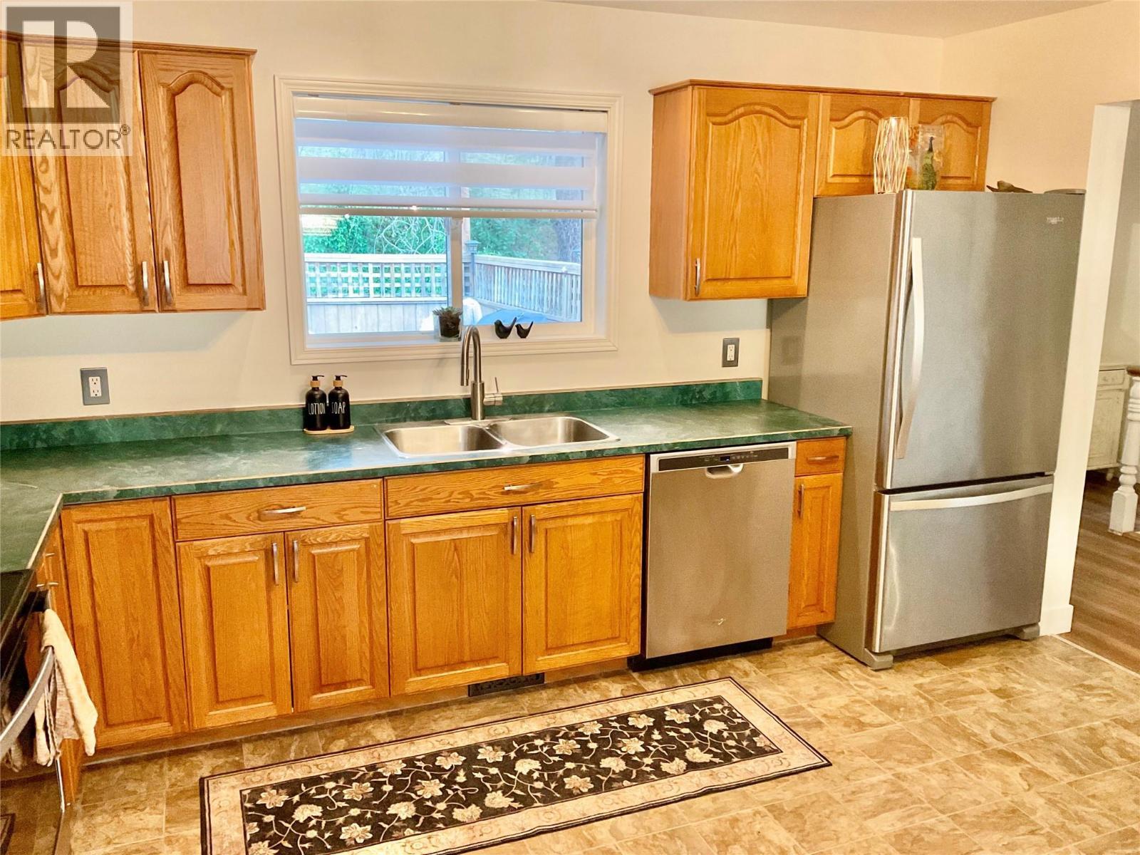 706 Central Avenue, Midway, BC - Indoor Photo Showing Kitchen With Double Sink