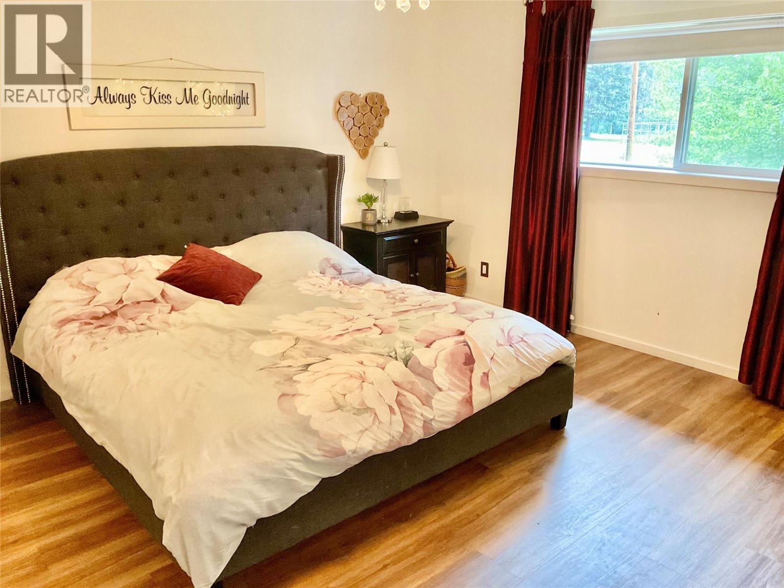 706 Central Avenue, Midway, BC - Indoor Photo Showing Bedroom