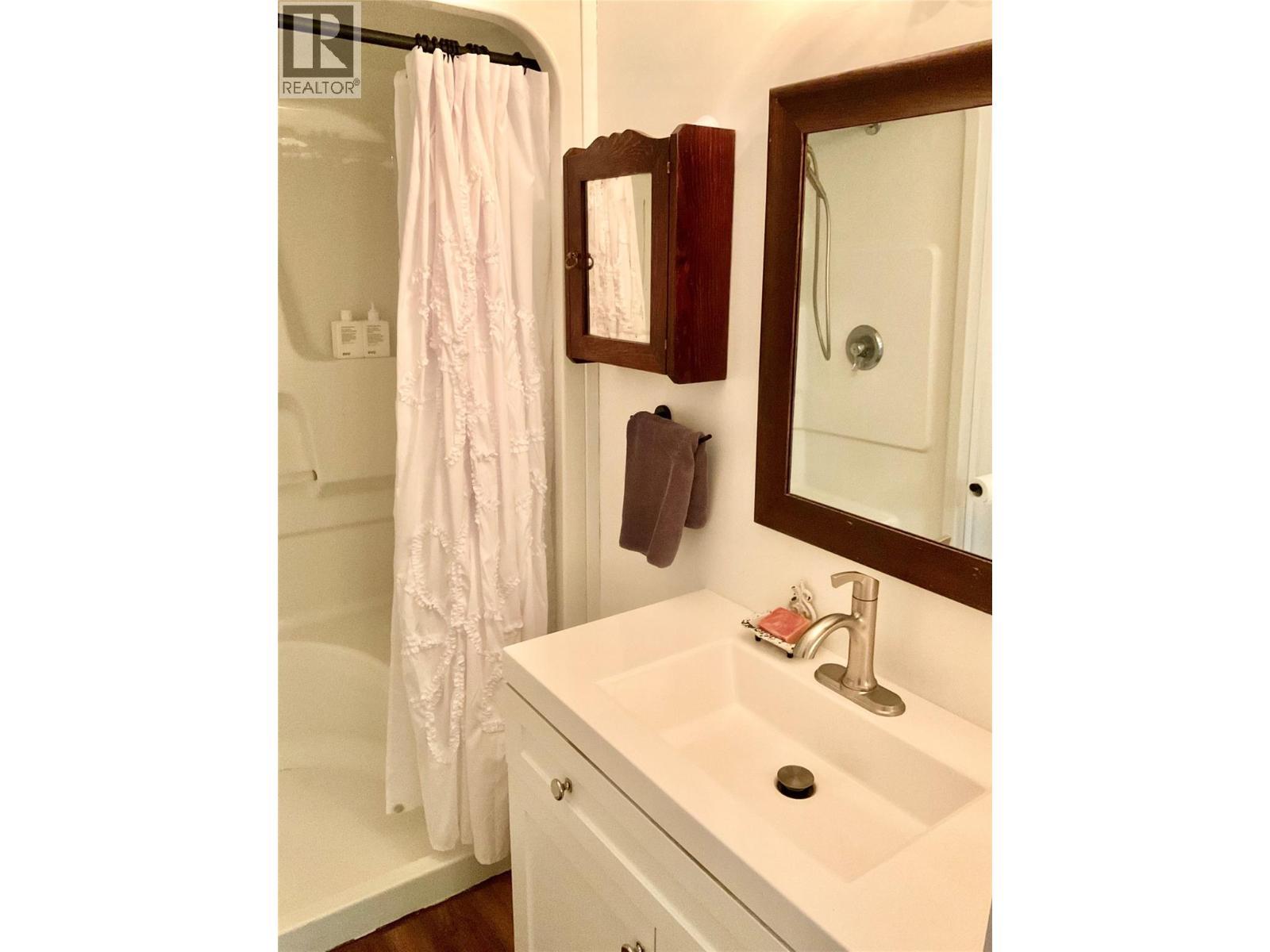 706 Central Avenue, Midway, BC - Indoor Photo Showing Bathroom