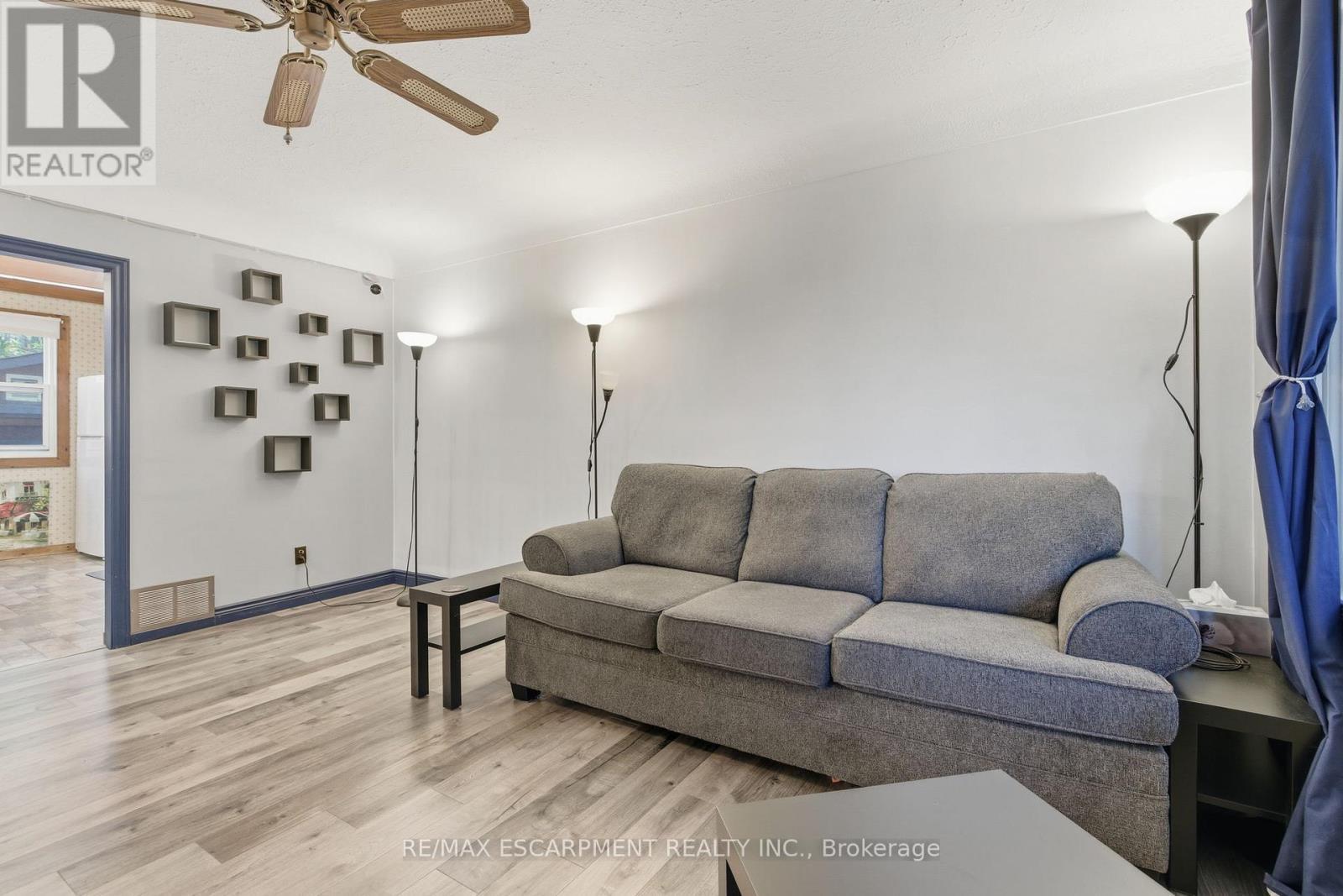 267 Thayer Avenue, Hamilton, ON - Indoor Photo Showing Living Room
