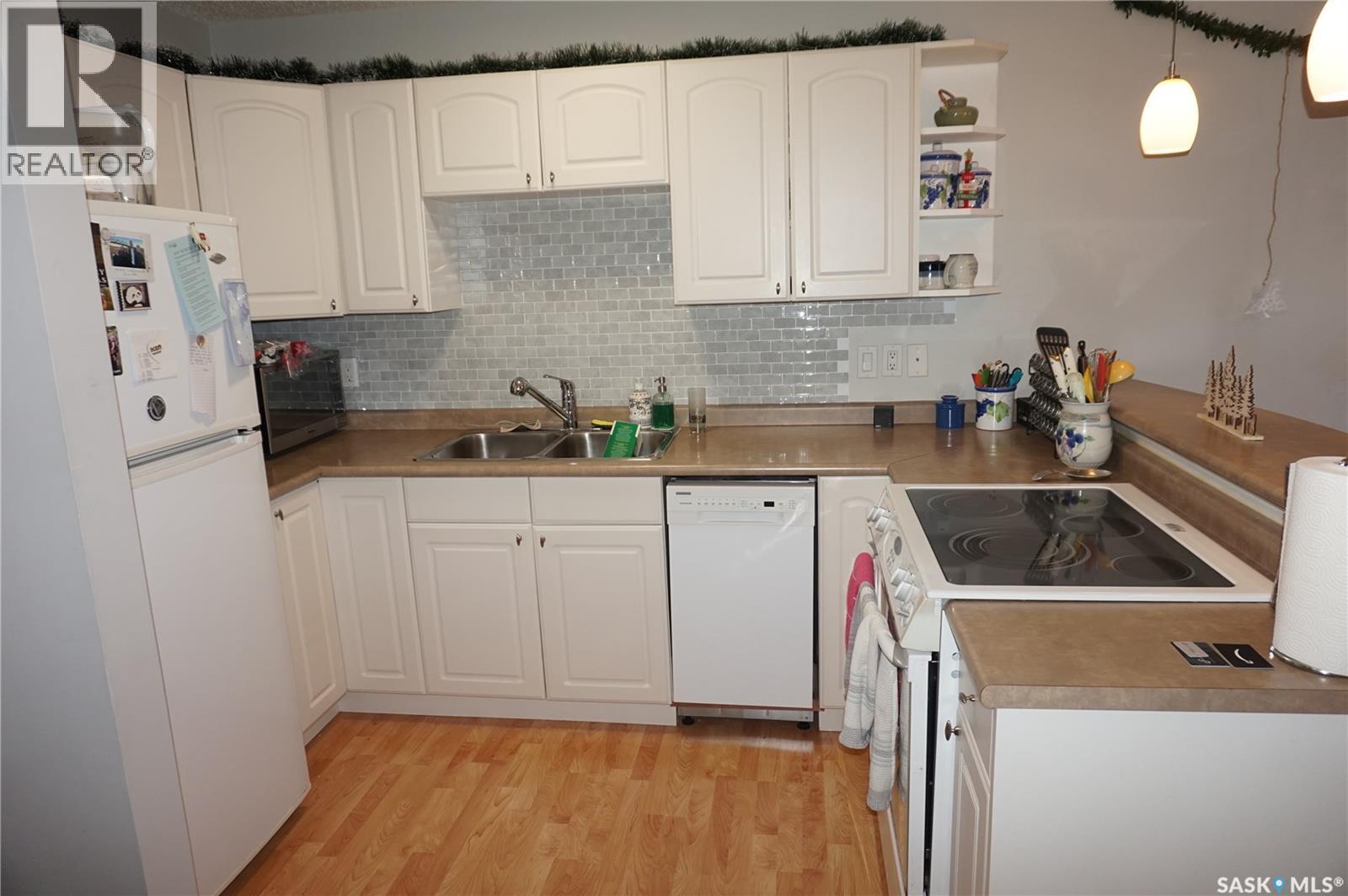303 2315 Mcintyre Street, Regina, SK - Indoor Photo Showing Kitchen With Double Sink