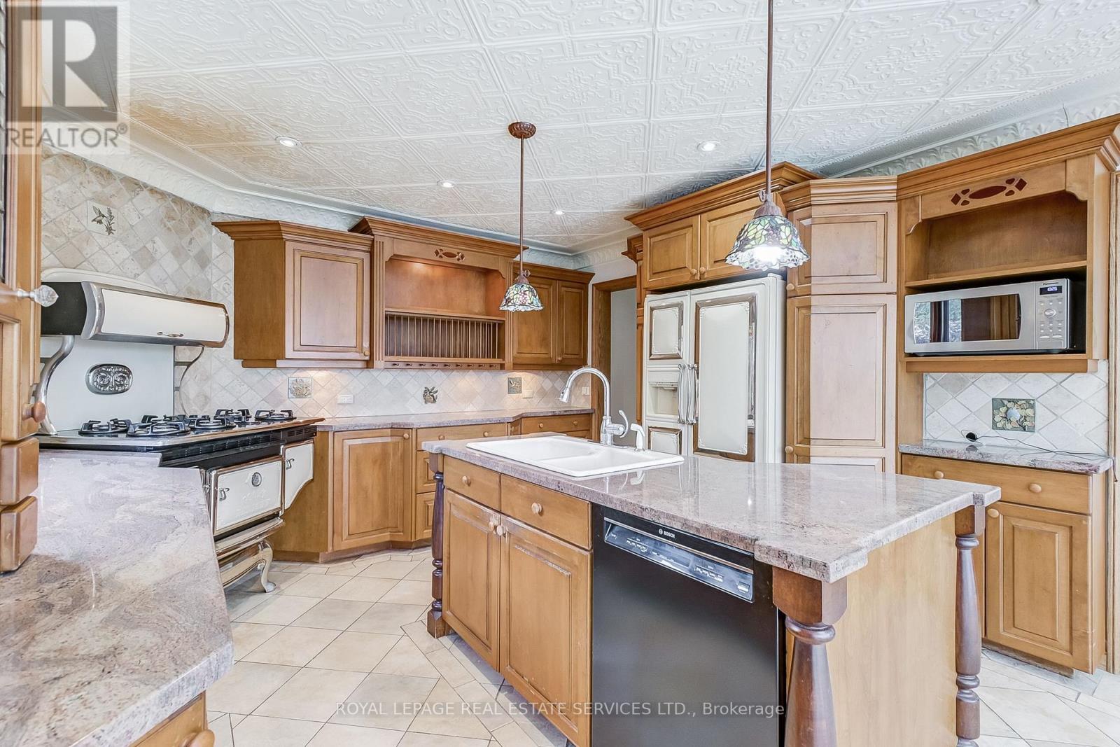4261 Bridlepath Trail, Mississauga, ON - Indoor Photo Showing Kitchen With Double Sink