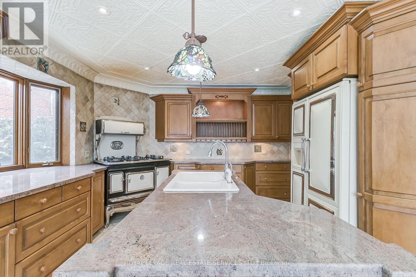 4261 Bridlepath Trail, Mississauga, ON - Indoor Photo Showing Kitchen With Double Sink