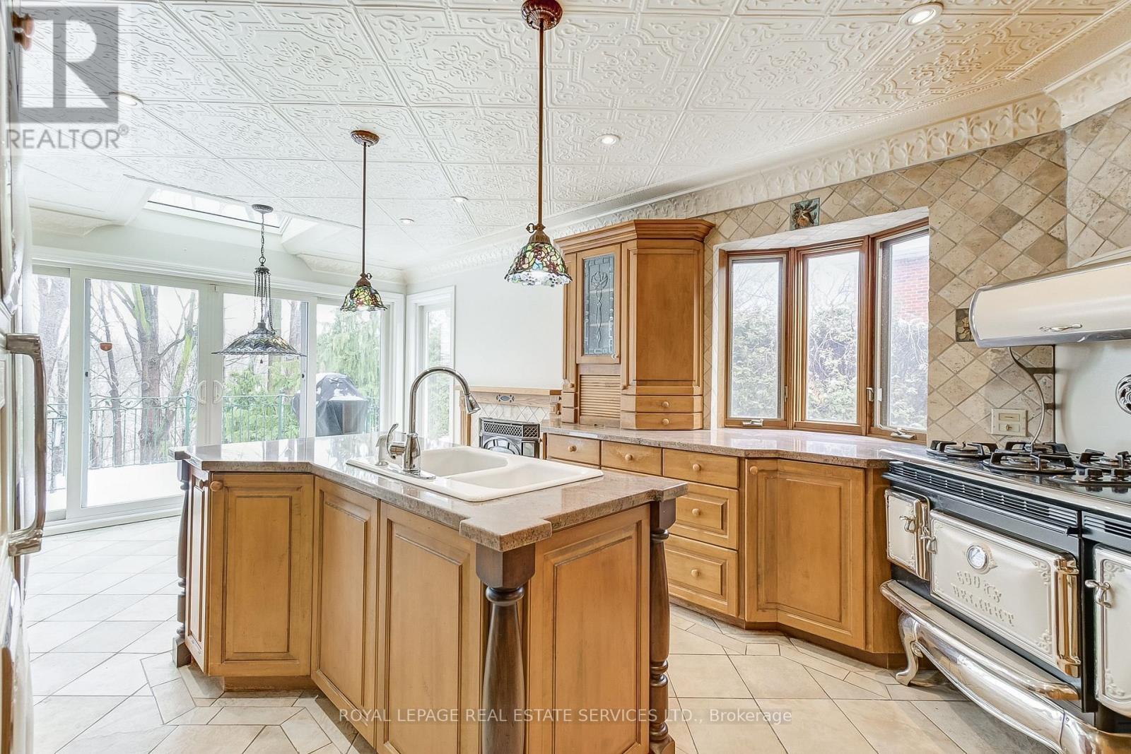 4261 Bridlepath Trail, Mississauga, ON - Indoor Photo Showing Kitchen With Double Sink With Upgraded Kitchen