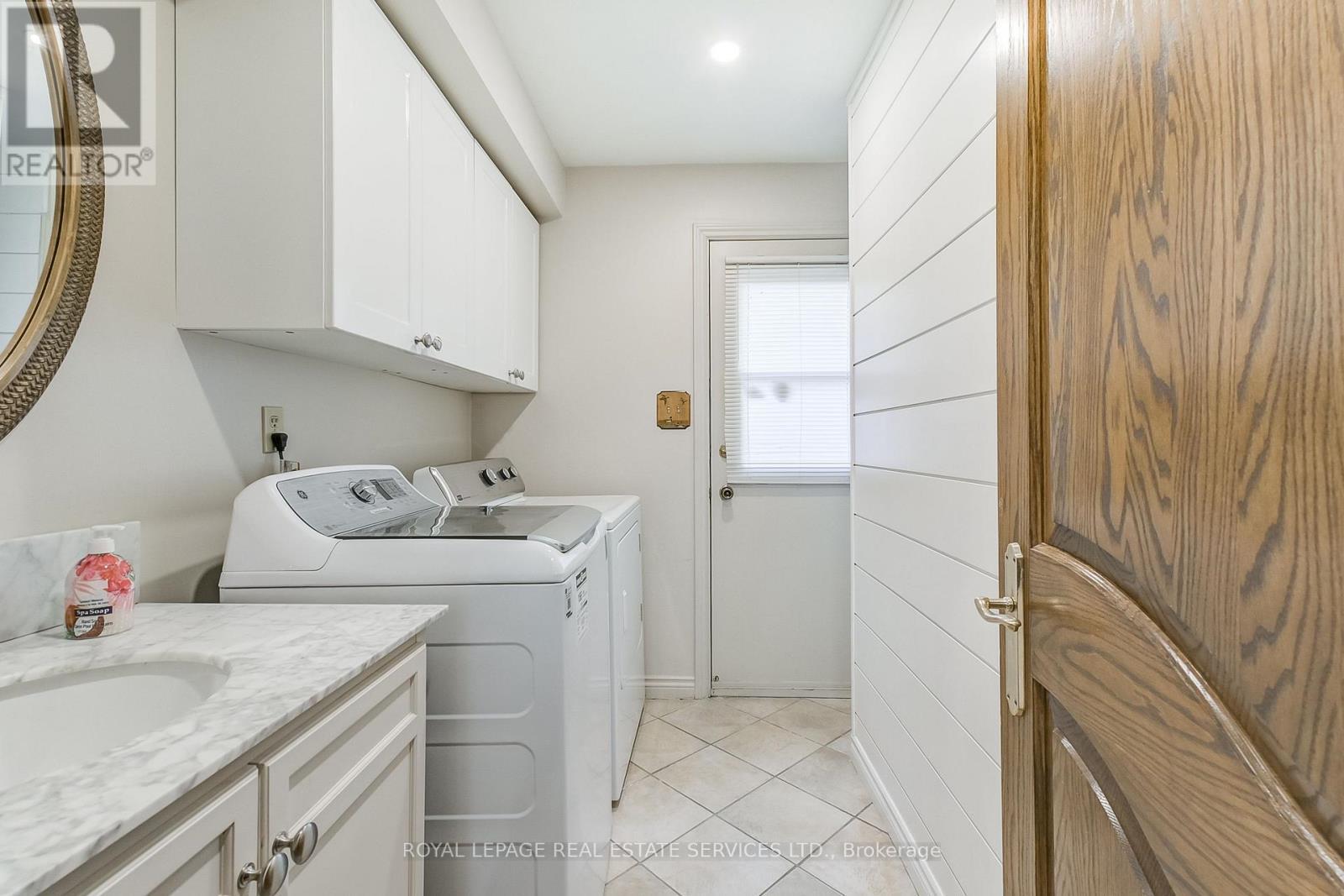 4261 Bridlepath Trail, Mississauga, ON - Indoor Photo Showing Laundry Room