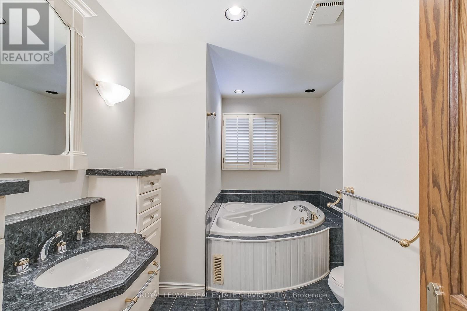 4261 Bridlepath Trail, Mississauga, ON - Indoor Photo Showing Bathroom