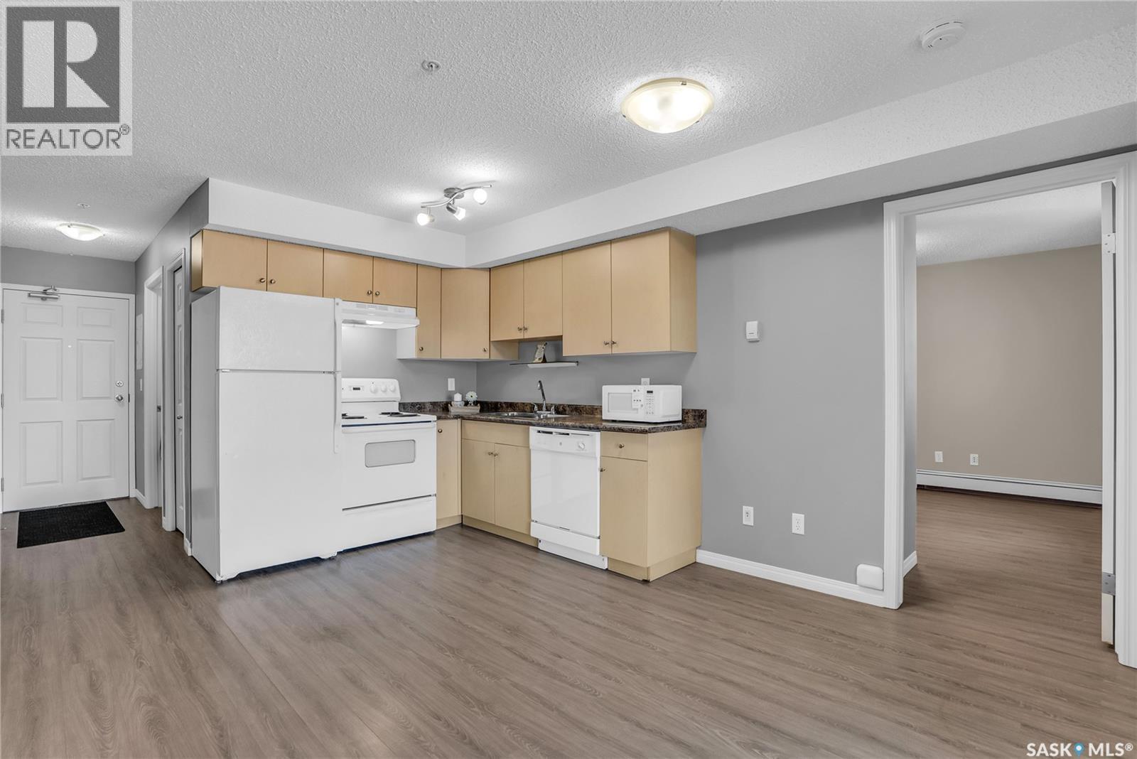 105 303 Lowe Road, Saskatoon, SK - Indoor Photo Showing Kitchen