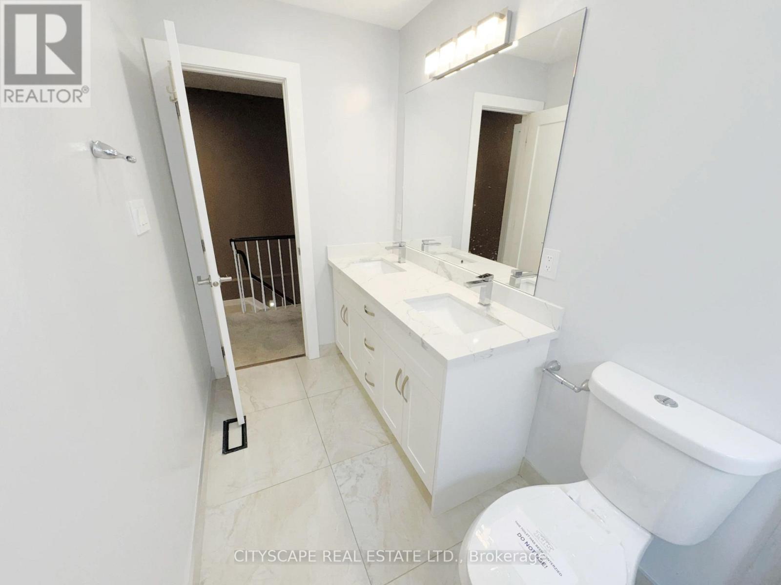 2nd Floor 4pc Main Bathroom - 4064 Teakwood Drive, Mississauga, ON - Indoor Photo Showing Bathroom