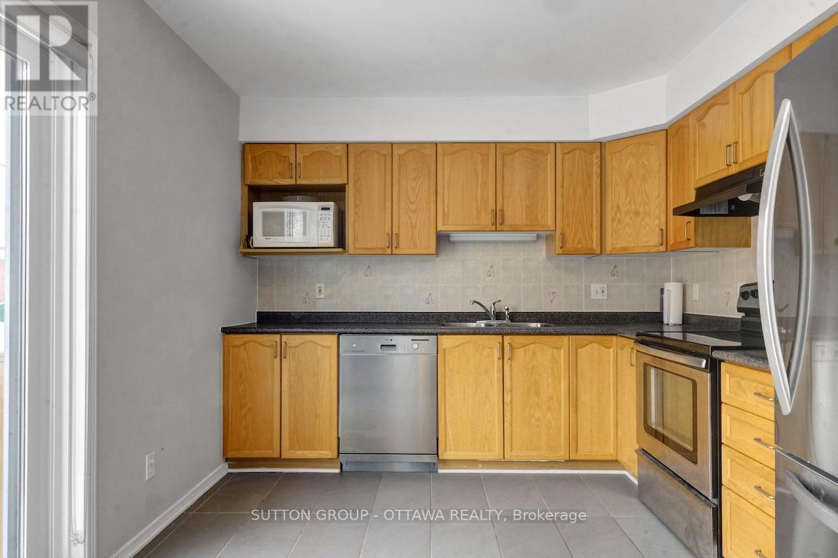 17 Glenhaven Private, Ottawa, ON - Indoor Photo Showing Kitchen With Double Sink