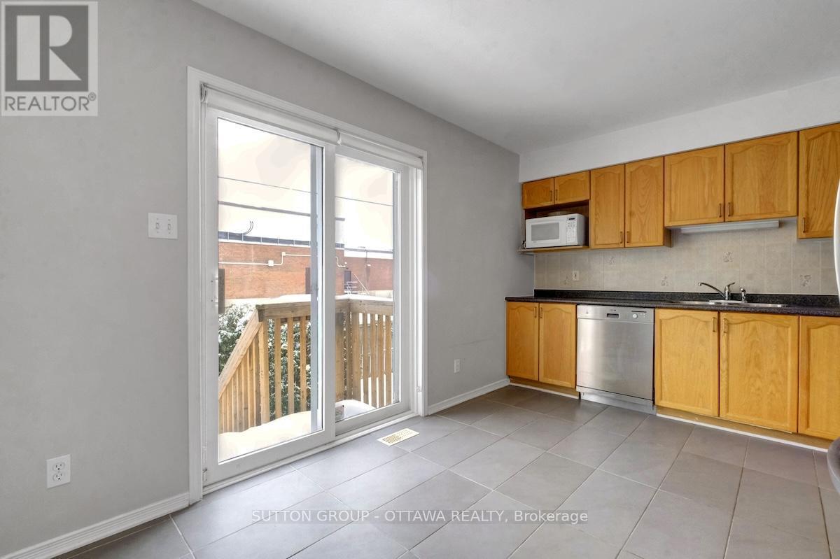 17 Glenhaven Private, Ottawa, ON - Indoor Photo Showing Kitchen With Double Sink
