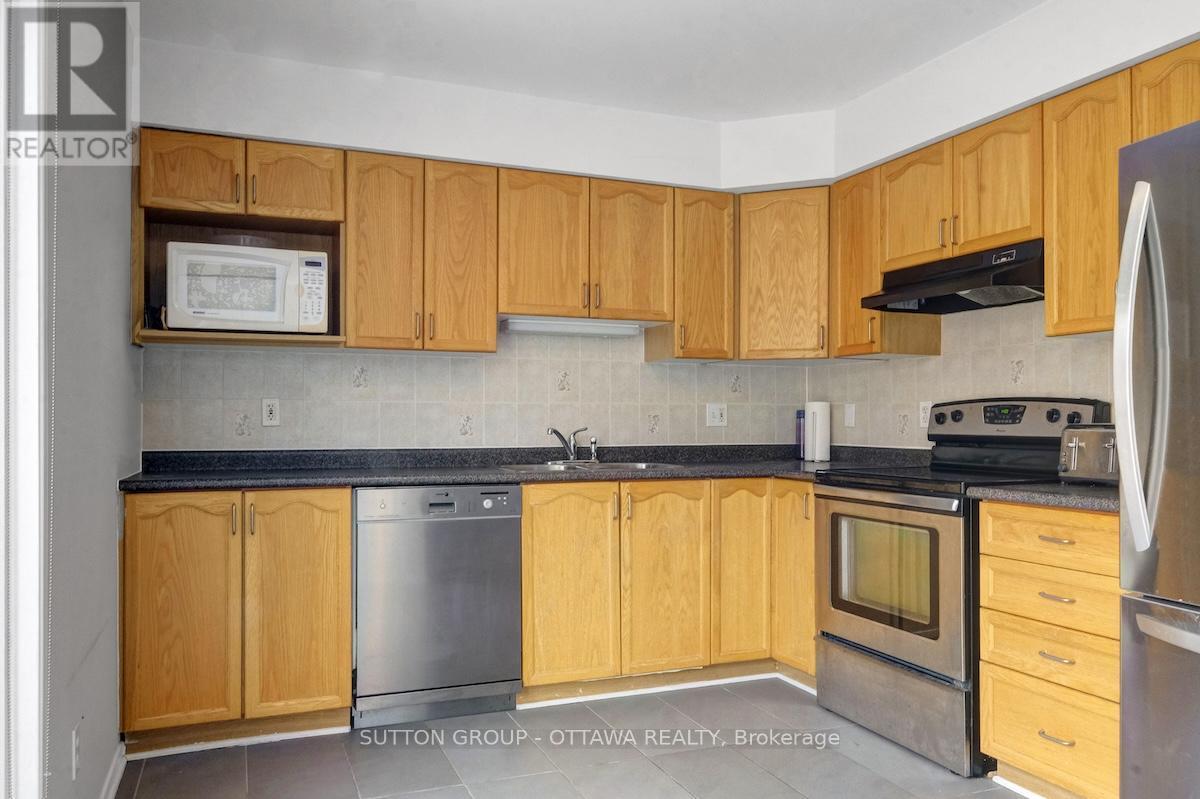 17 Glenhaven Private, Ottawa, ON - Indoor Photo Showing Kitchen