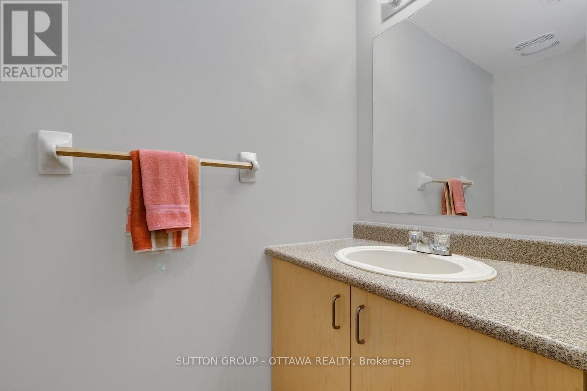 17 Glenhaven Private, Ottawa, ON - Indoor Photo Showing Bathroom