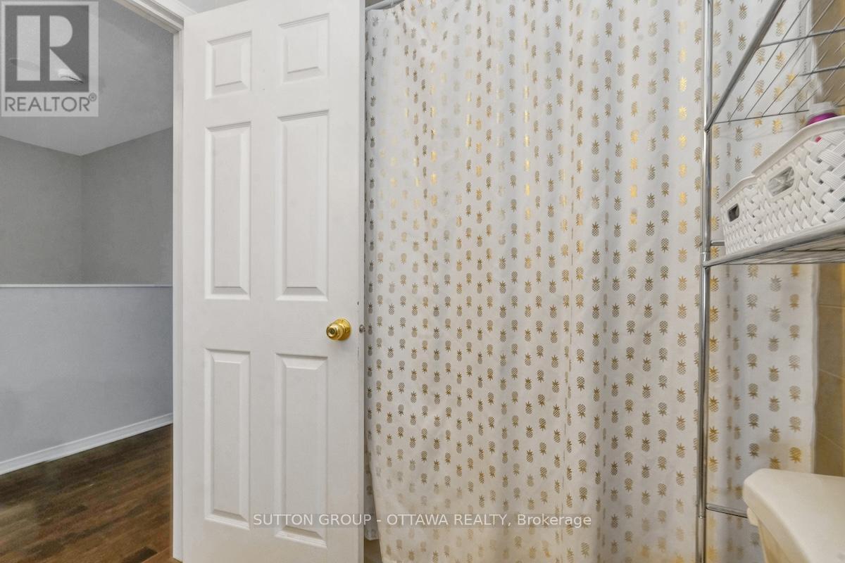 17 Glenhaven Private, Ottawa, ON - Indoor Photo Showing Bathroom