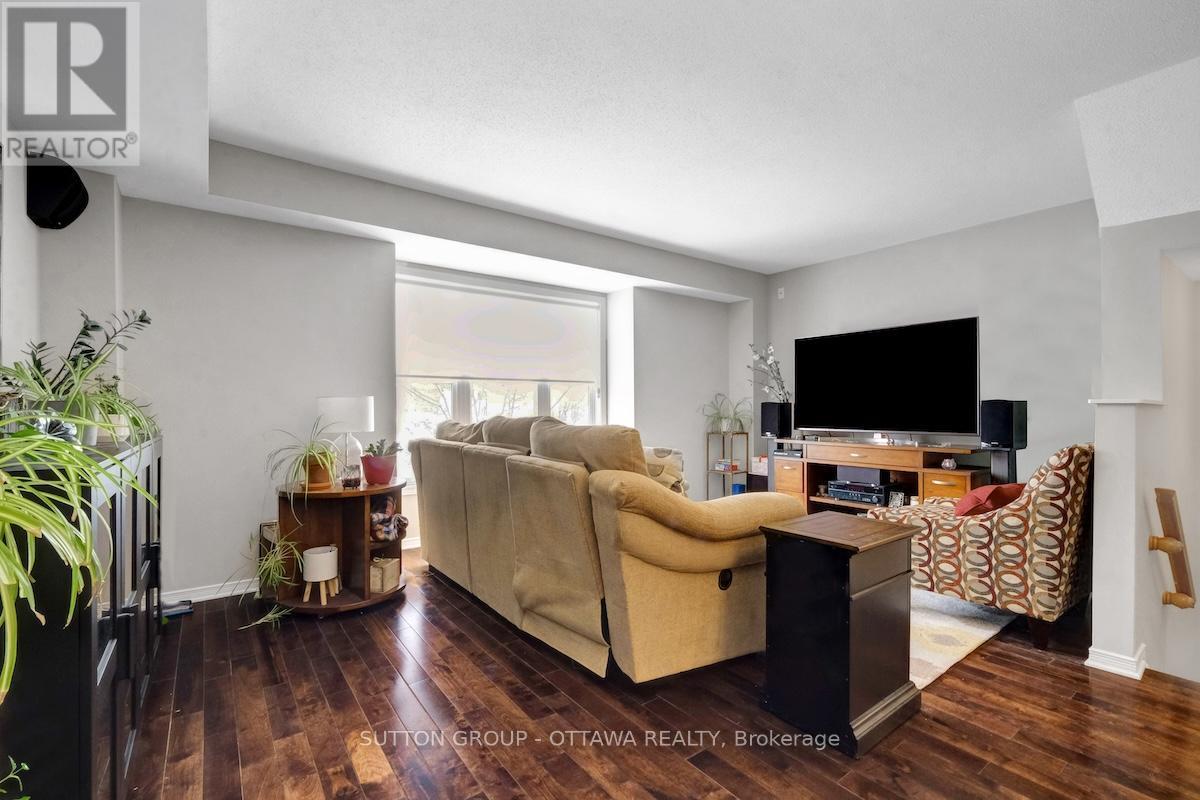 17 Glenhaven Private, Ottawa, ON - Indoor Photo Showing Living Room
