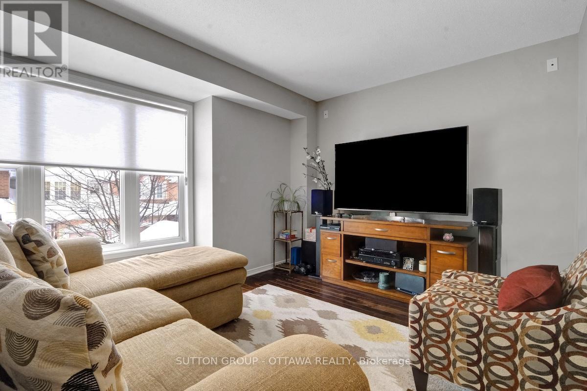 17 Glenhaven Private, Ottawa, ON - Indoor Photo Showing Living Room
