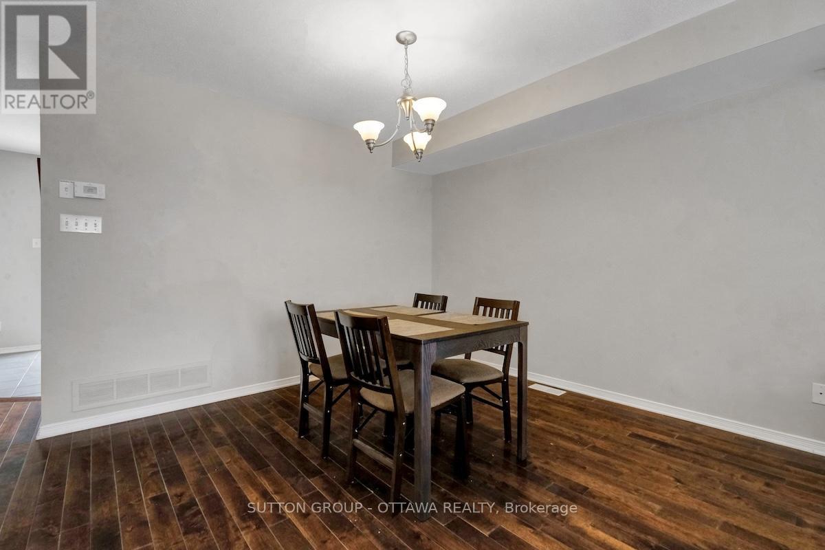 17 Glenhaven Private, Ottawa, ON - Indoor Photo Showing Dining Room