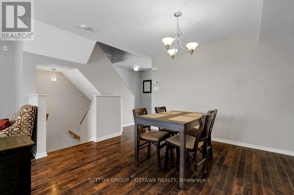 17 Glenhaven Private, Ottawa, ON - Indoor Photo Showing Dining Room