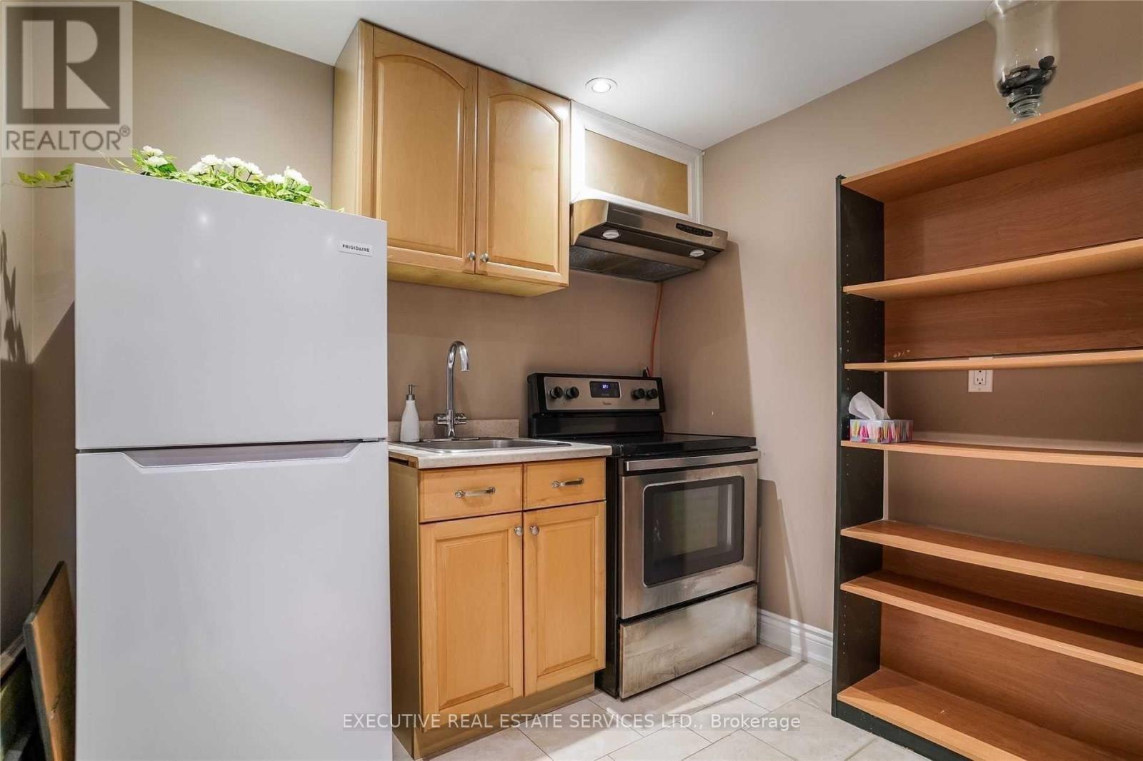 1810 South Sheridan Way, Mississauga, ON - Indoor Photo Showing Kitchen