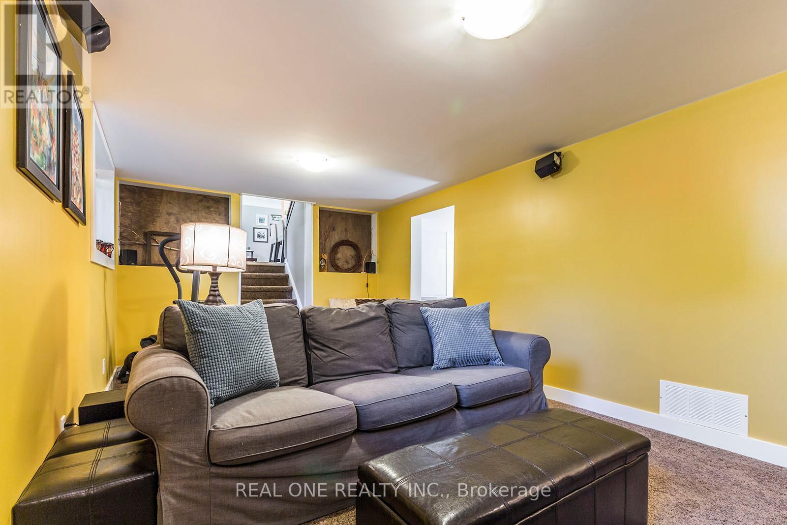 5222 Bromley Road, Burlington, ON - Indoor Photo Showing Living Room