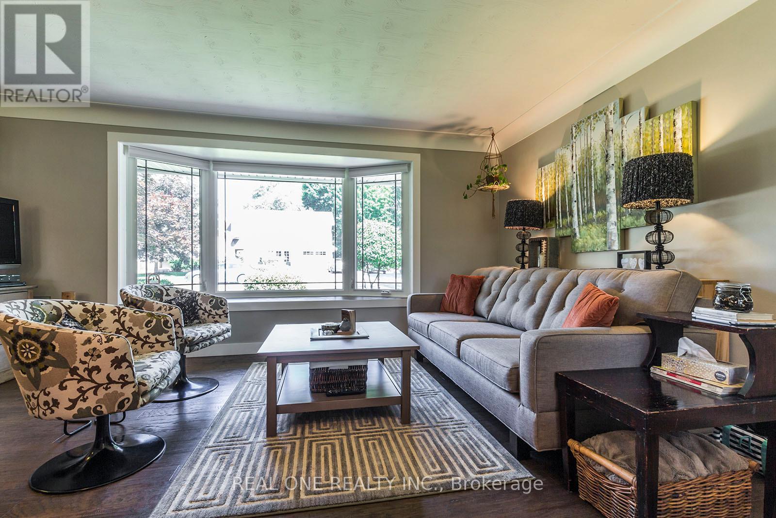 5222 Bromley Road, Burlington, ON - Indoor Photo Showing Living Room