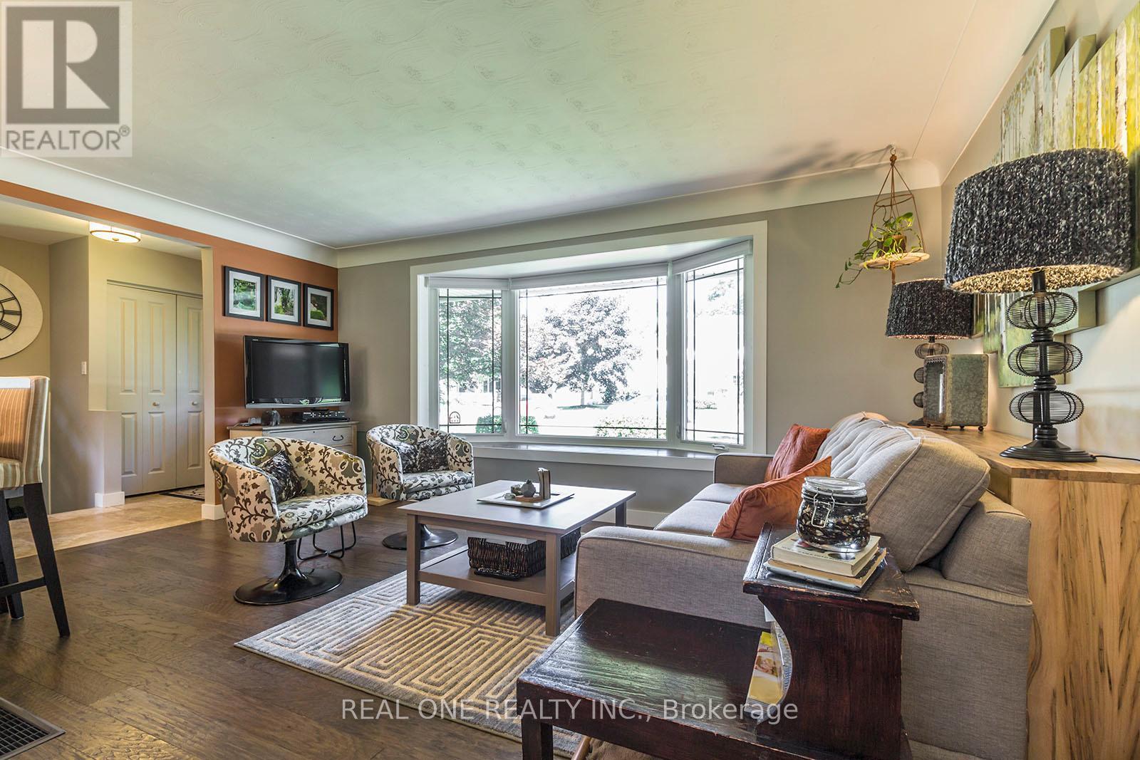 5222 Bromley Road, Burlington, ON - Indoor Photo Showing Living Room