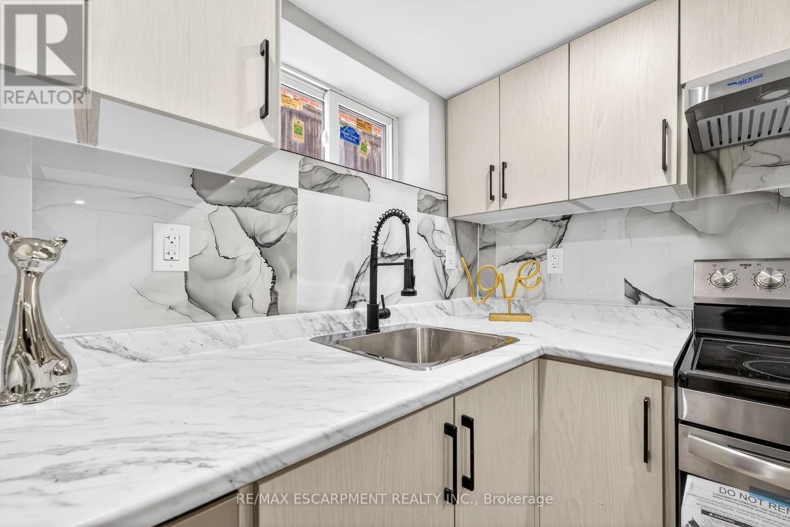 150 Brucedale Avenue E, Hamilton, ON - Indoor Photo Showing Kitchen