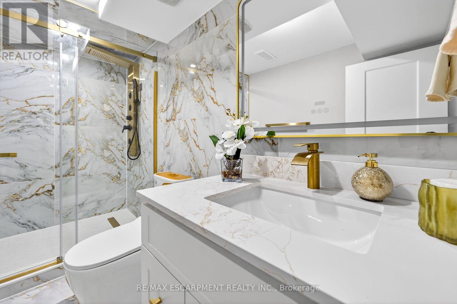 150 Brucedale Avenue E, Hamilton, ON - Indoor Photo Showing Bathroom