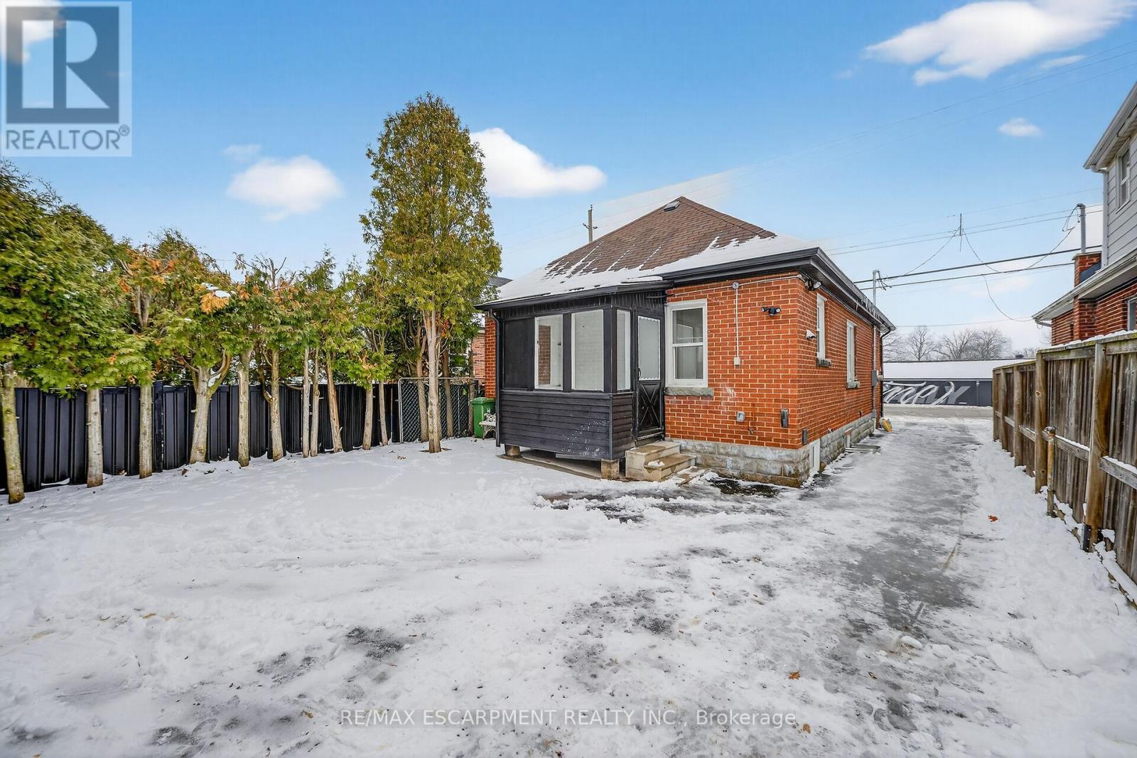 150 Brucedale Avenue E, Hamilton, ON - Outdoor