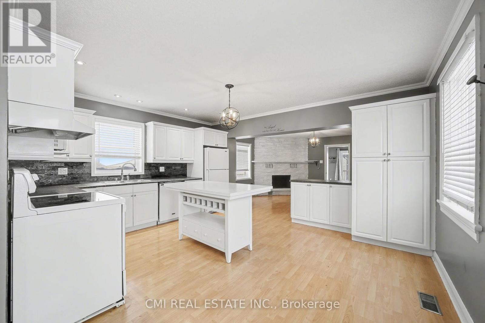 76 Main Street E, Mapleton, ON - Indoor Photo Showing Kitchen