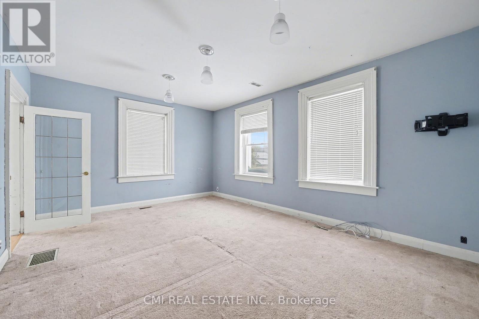 76 Main Street E, Mapleton, ON - Indoor Photo Showing Other Room