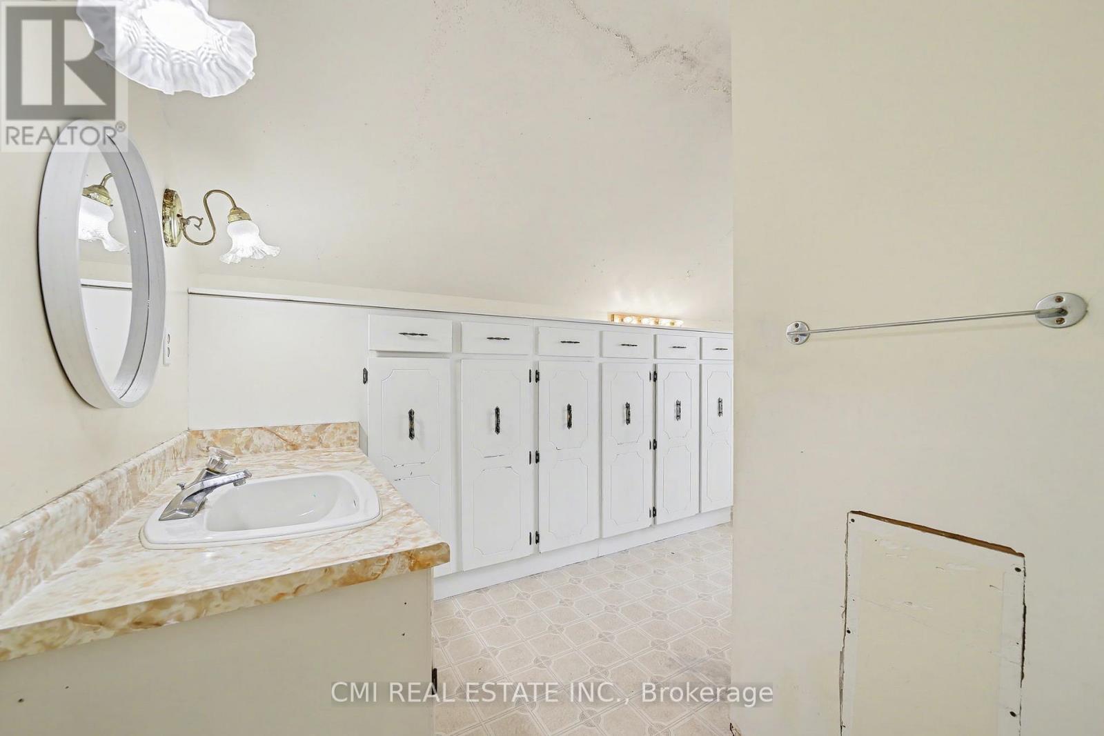 76 Main Street E, Mapleton, ON - Photo Showing Bathroom