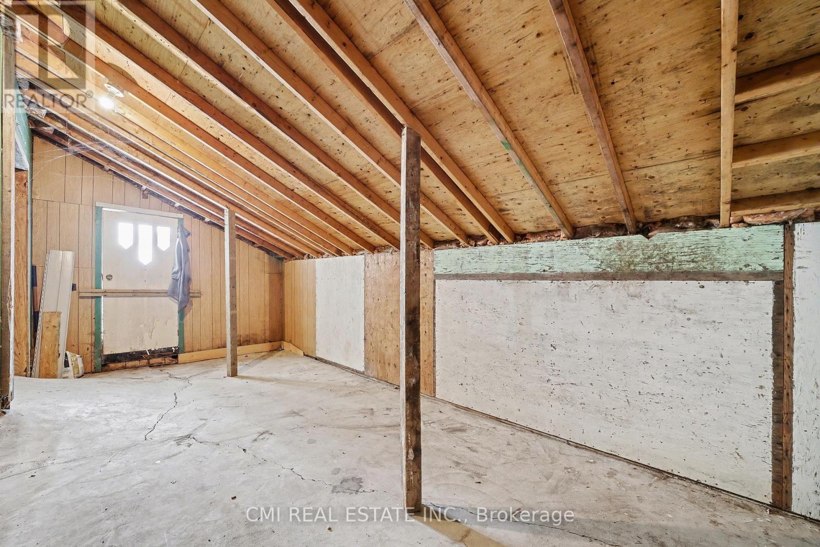 76 Main Street E, Mapleton, ON - Indoor Photo Showing Other Room