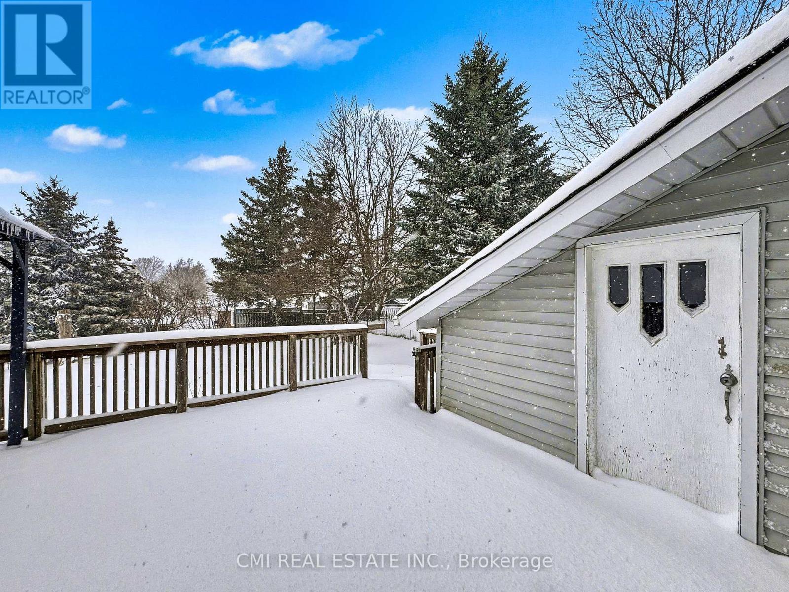 76 Main Street E, Mapleton, ON - Outdoor