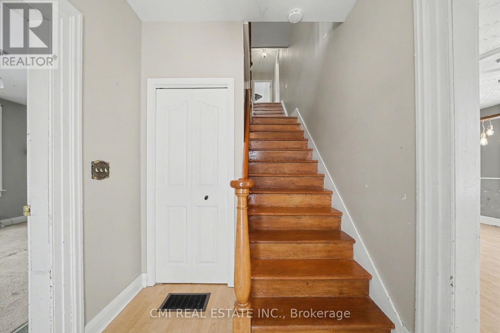 76 Main Street E, Mapleton, ON - Indoor Photo Showing Other Room