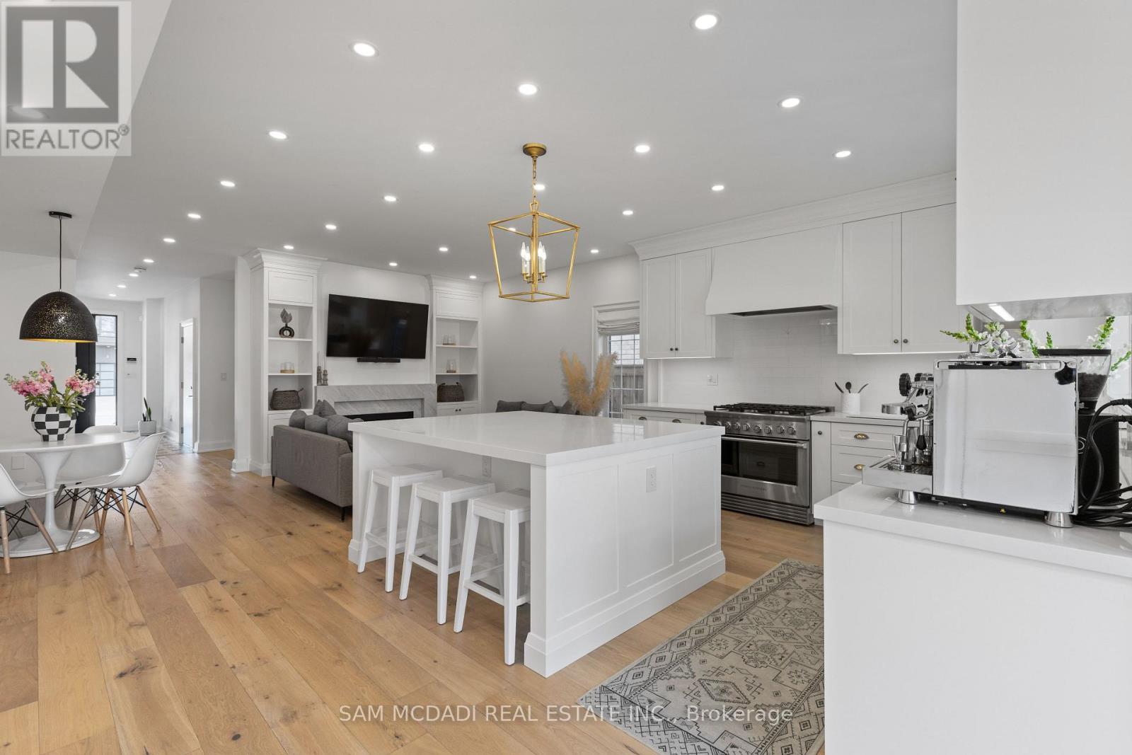 4 Iroquois Avenue, Mississauga, ON - Indoor Photo Showing Kitchen With Upgraded Kitchen
